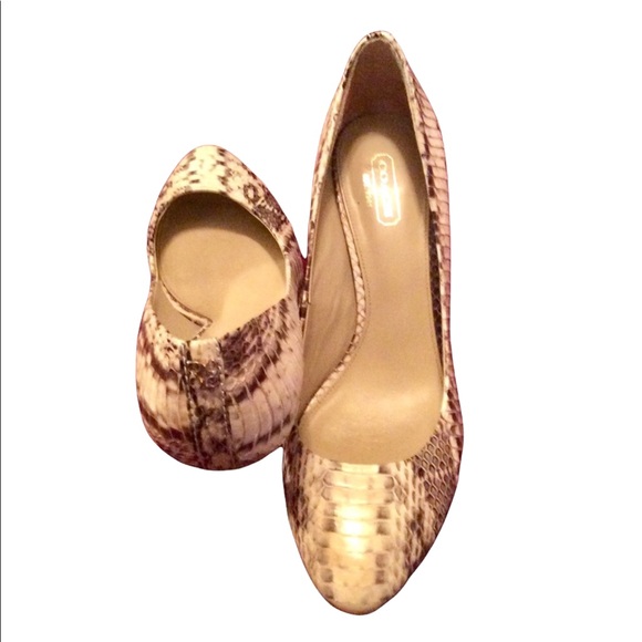 Pristine condition COACH snakeskin heels - Picture 3 of 5
